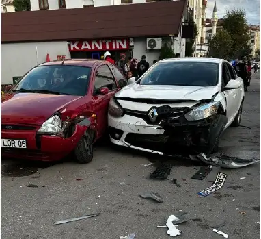 Kafa kafaya çarpıştılar, 1 kişi ağır yaralandı...