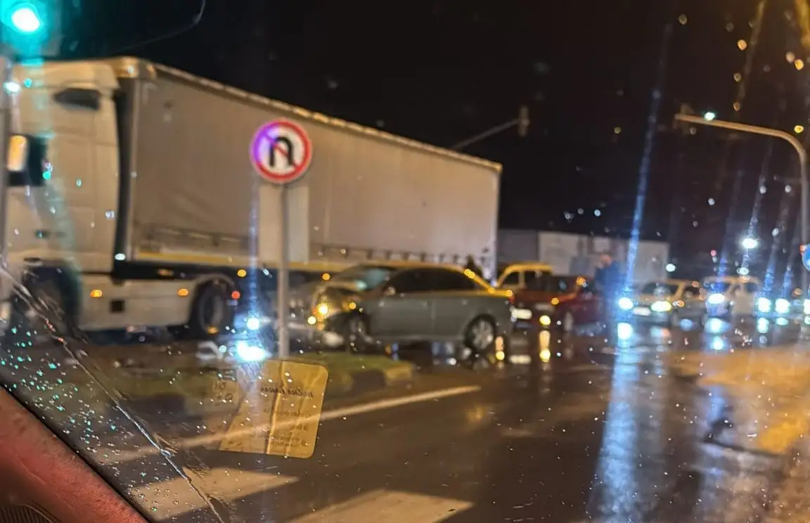 Tır ile otomobil çarpıştı: 5 Yaralı