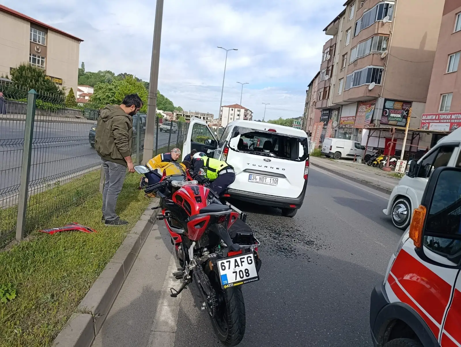 Motosiklet sürücüsü hafif ticari kamyonete arkadan çarptı...