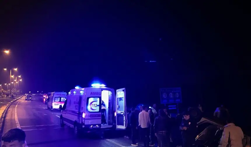 Takla atıp karşı şeride geçti: 1'i Ağır 5 Yaralı...