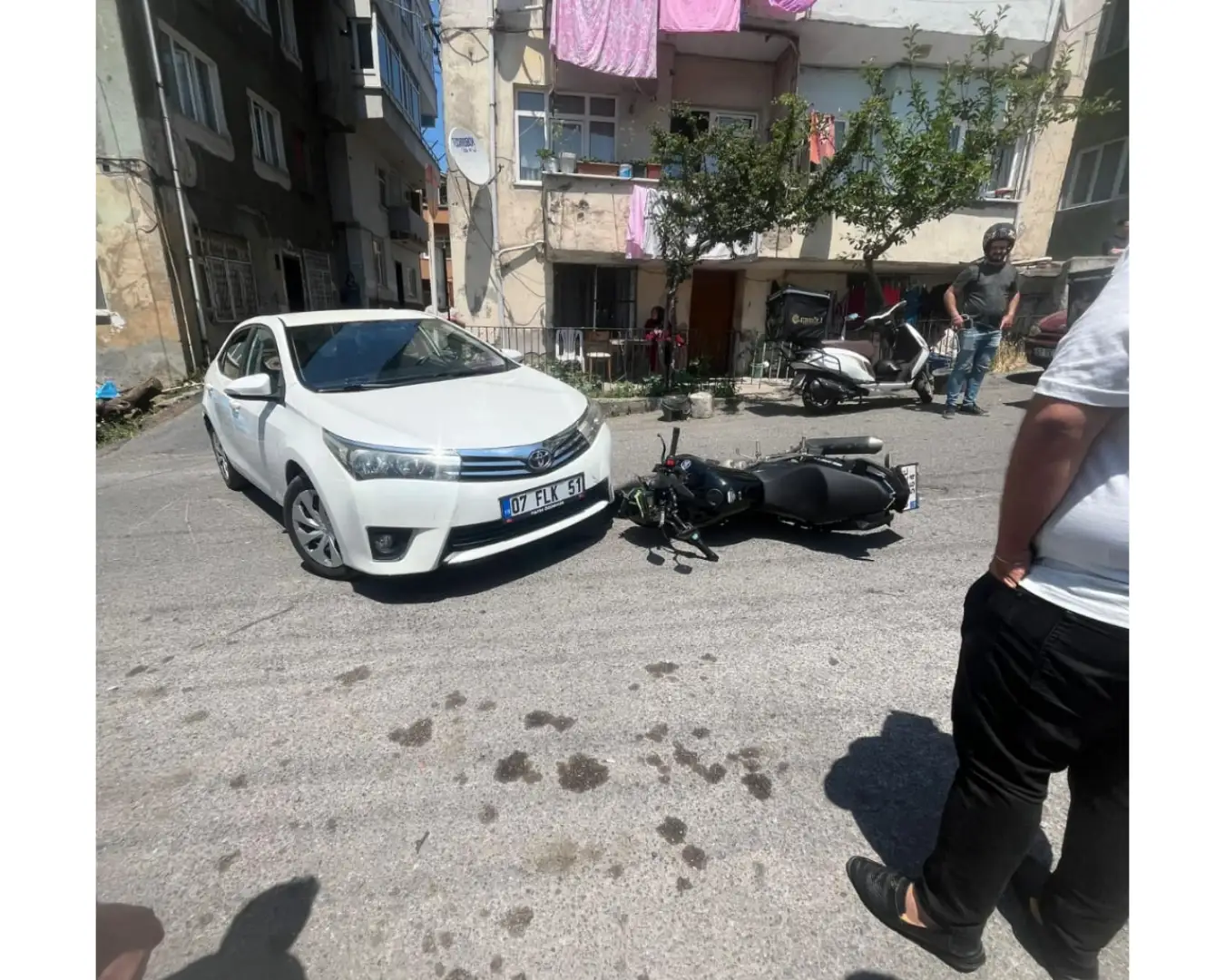 Motosiklet ile otomobil kafa kafaya çarpıştı..