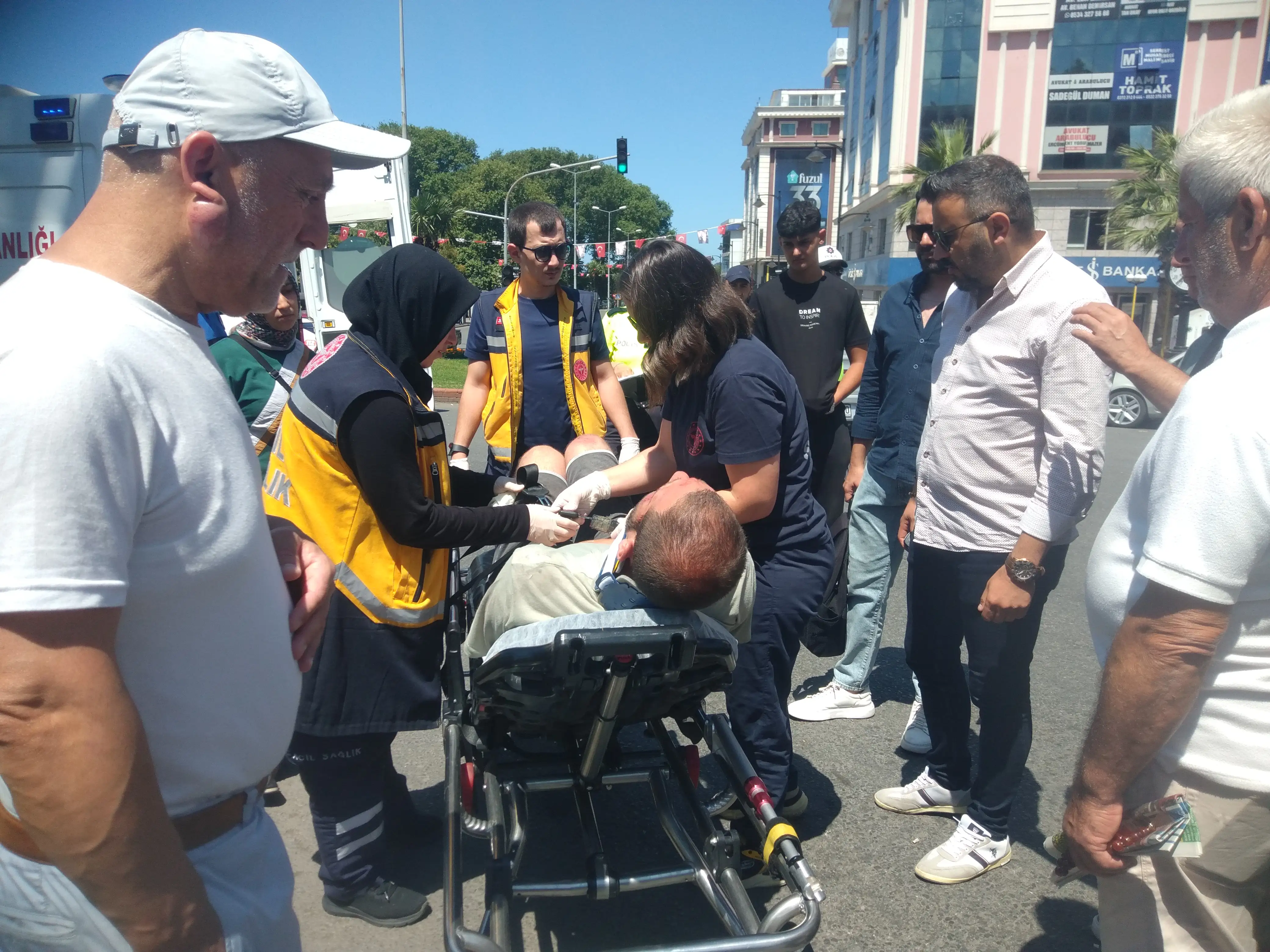 Hafif ticari araç bisiklet sürücüsüne çarptı