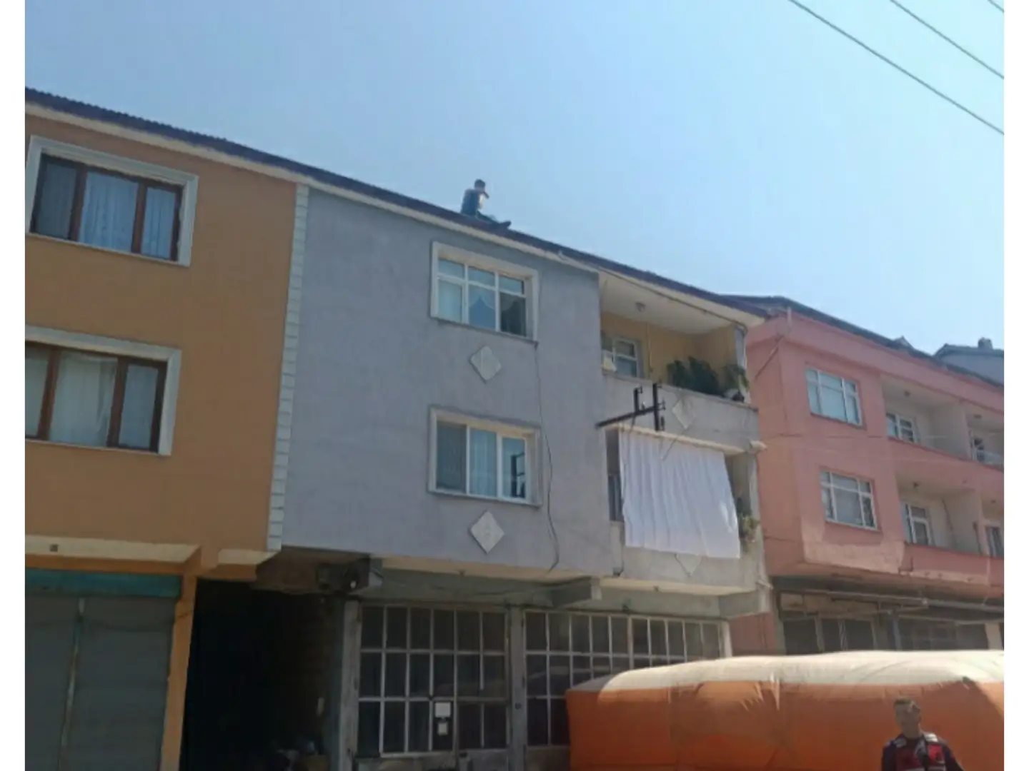 Borcum var dedi çatıya çıktı