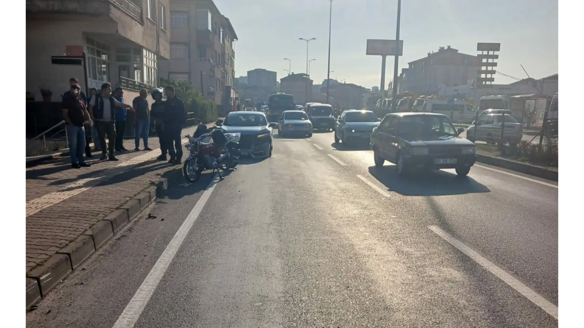 Önce otomobile ardından motosiklete çarptı..
