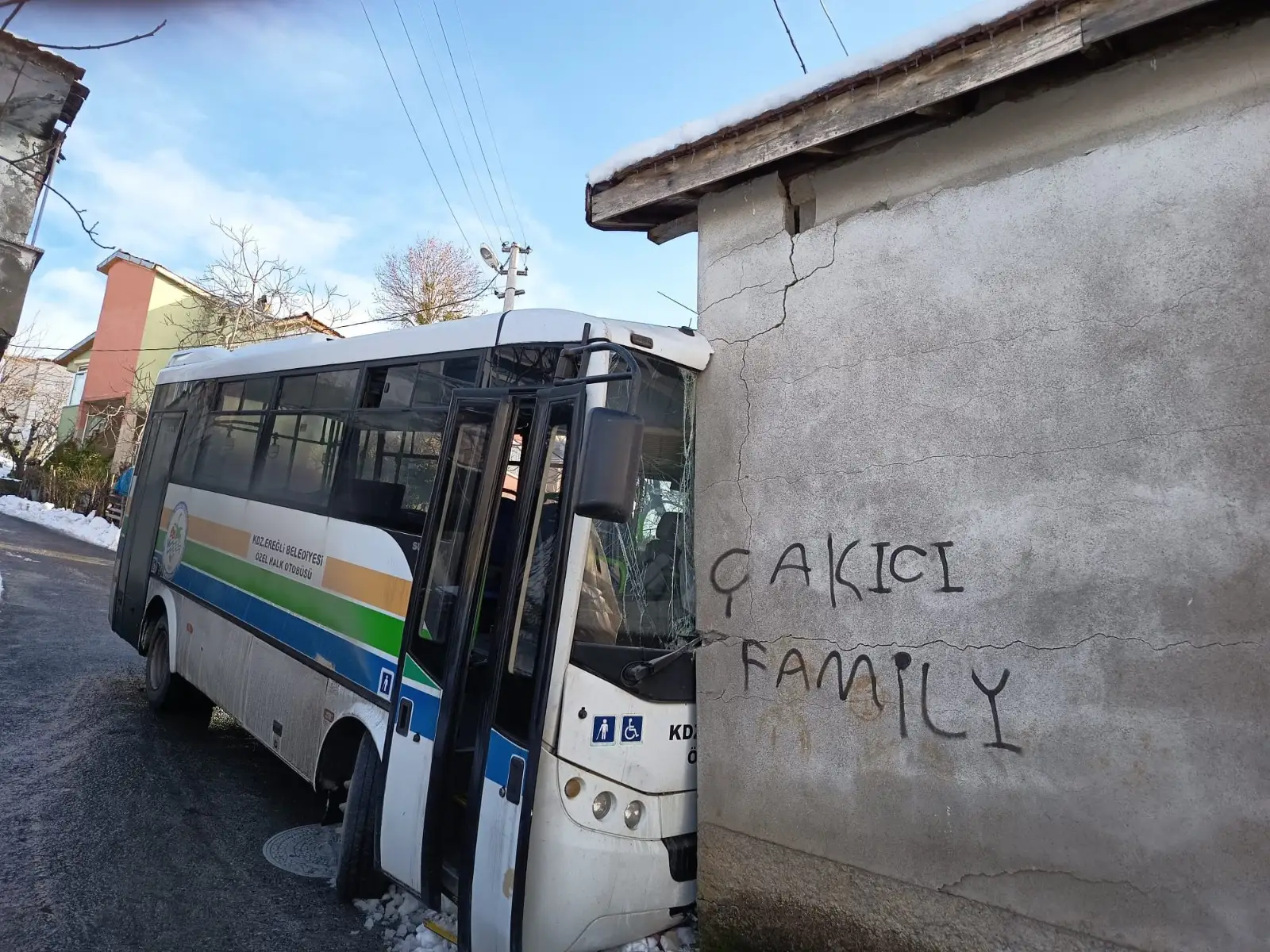 Yoldaki buzlanma kazayı beraberinde getirdi..