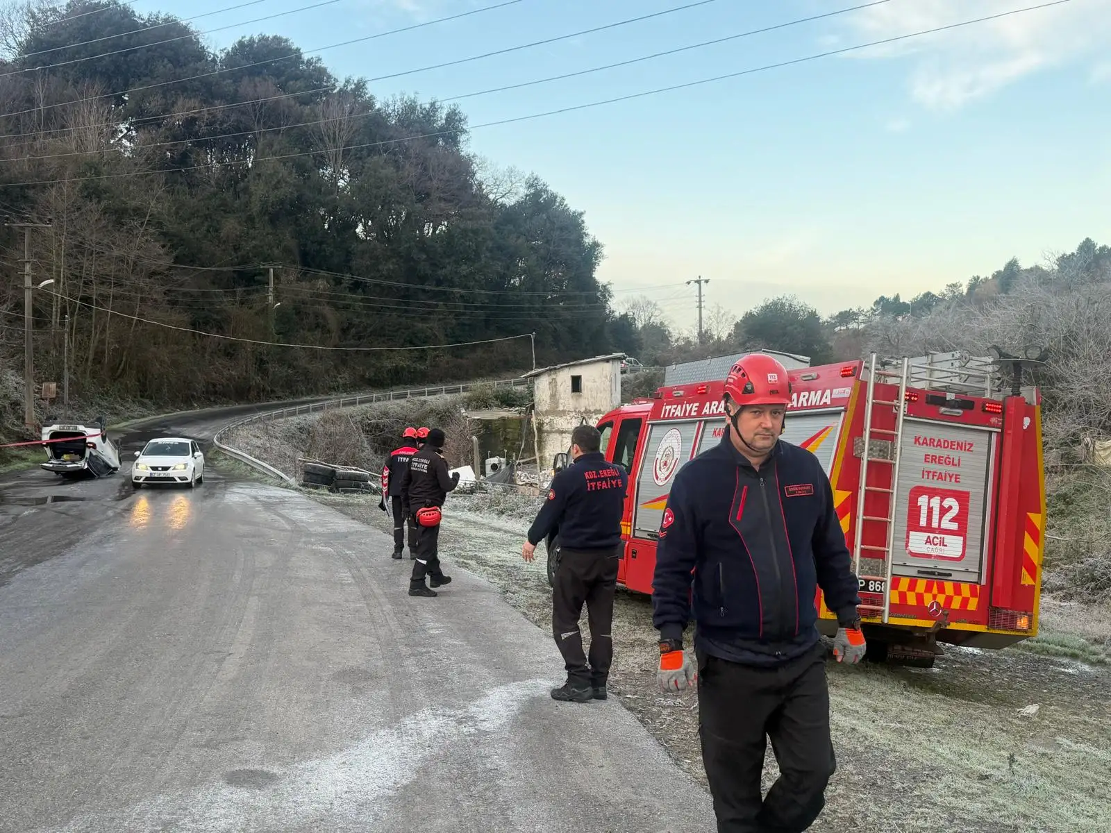 Buzlanan yolda kayan araç takla atarak ters döndü