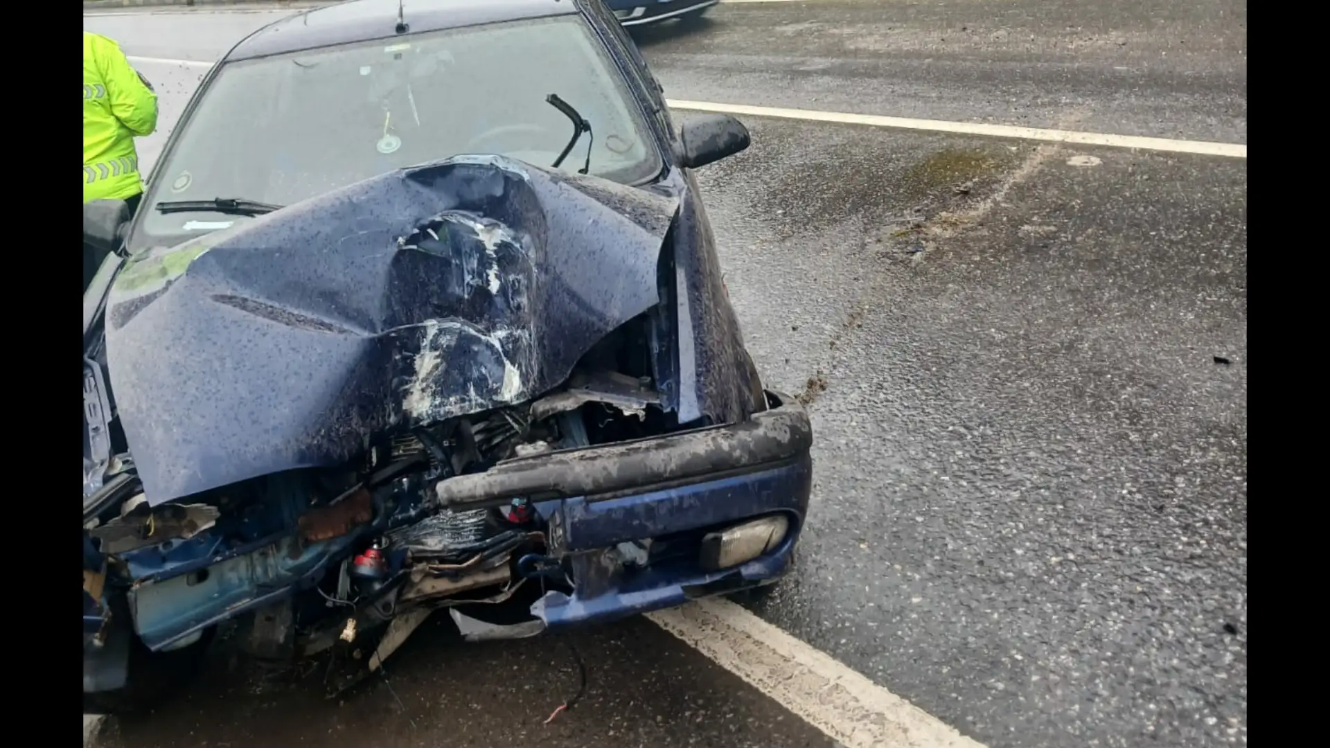 Refüje çıktı elektrik direğine çarptı..