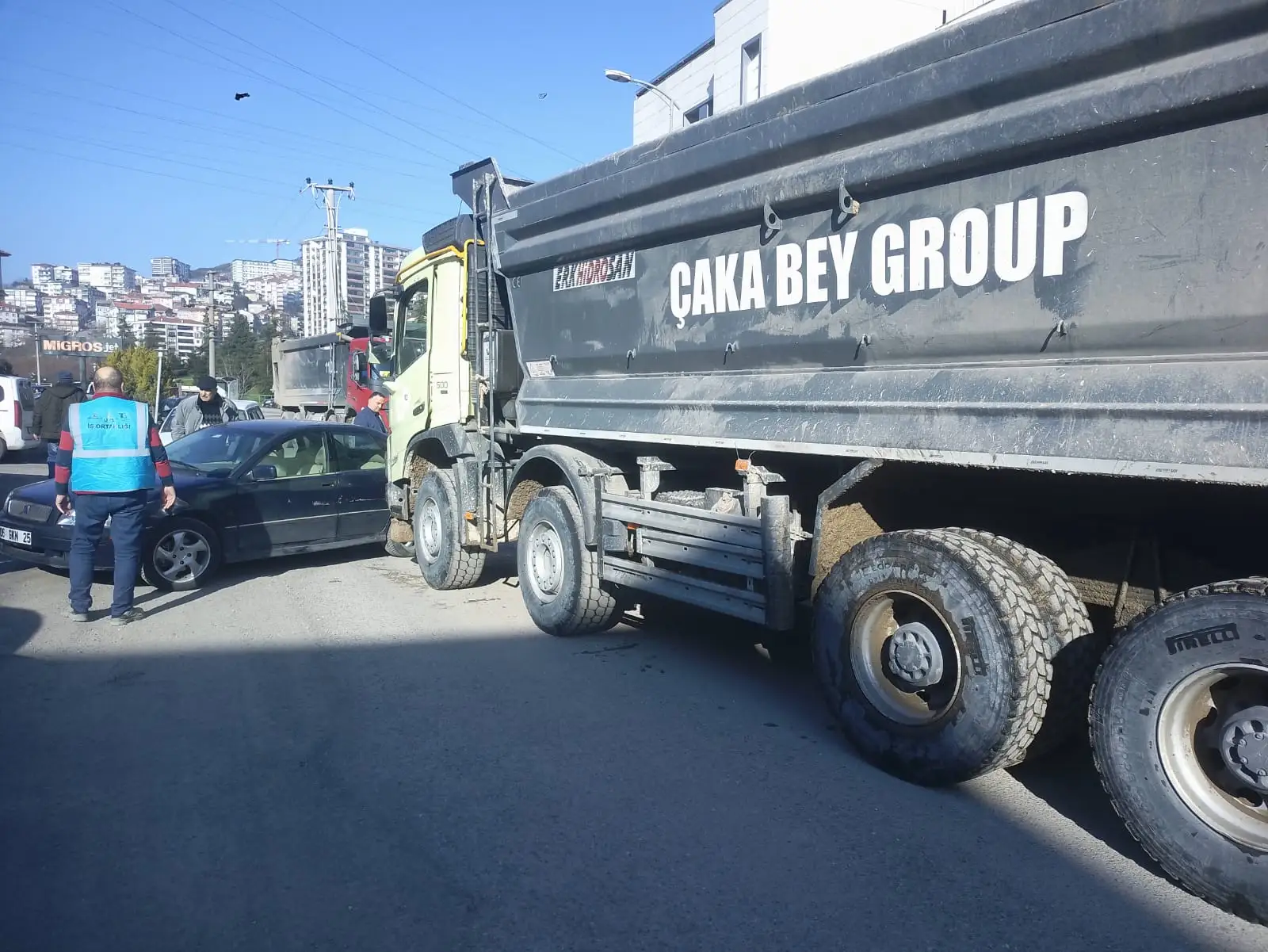 Adliye Önünde Tehlike: Tartışılan Kamyon Trafiği Kazayla Gündemde