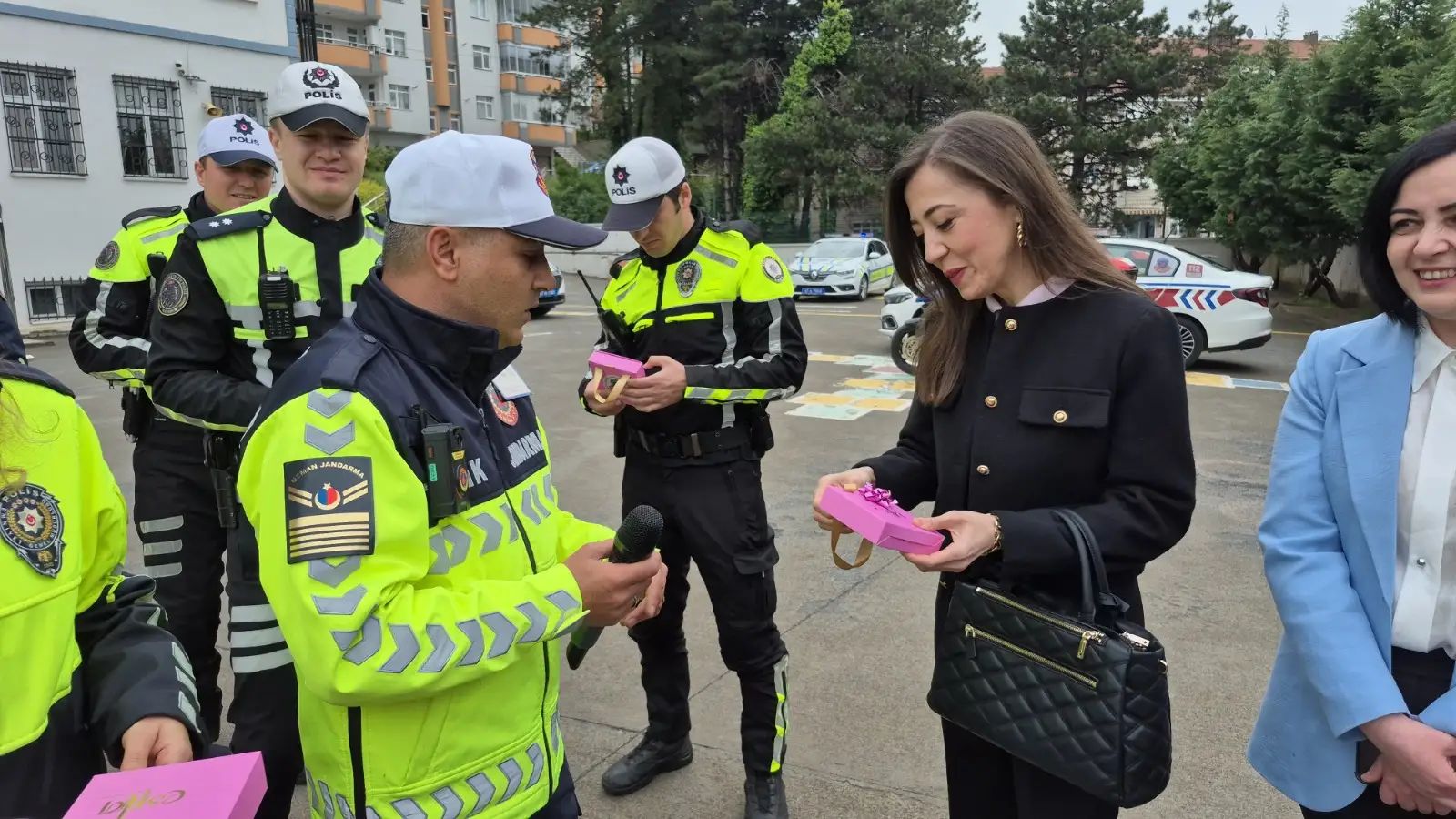 Trafik Haftasında Şehit Öğretmenler Anısına Kadın Öğretmenlere Fular Hediyesi