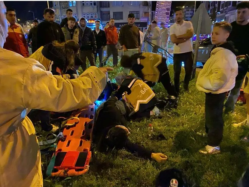 Kontrolsüz Kavşakta Kaza: Motosiklet Sürücüsü Hastaneye Kaldırıldı
