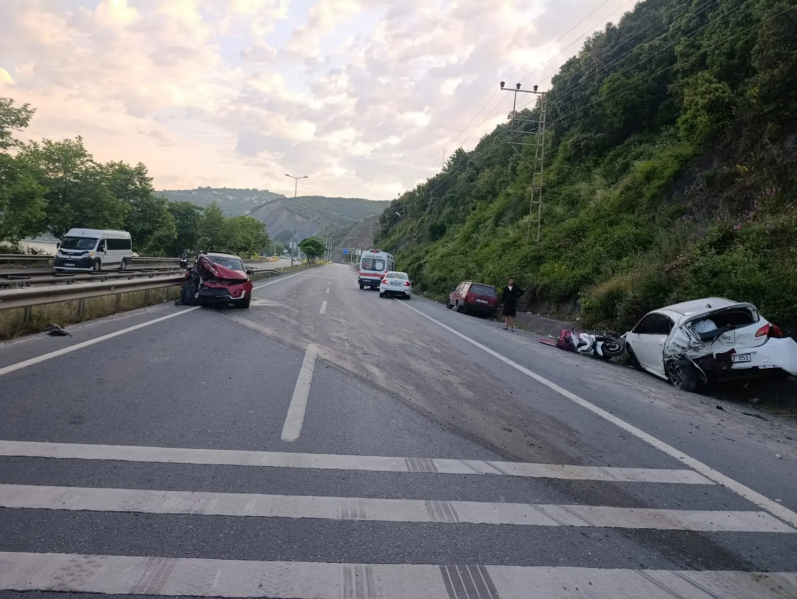 3 Aracın karıştığı kazada 4 kişi yaralandı