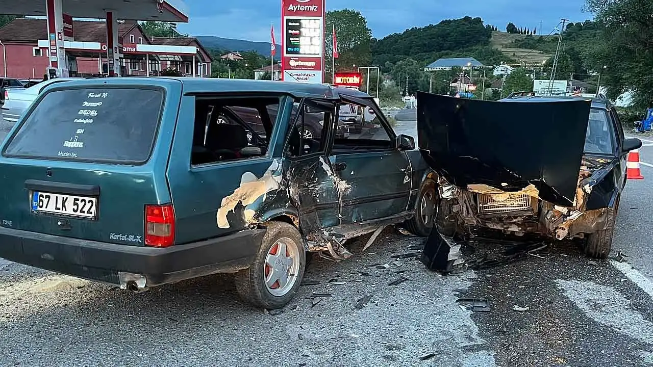Deli Hakkı yolunda kafa kafaya çarpışma: 3 yaralı