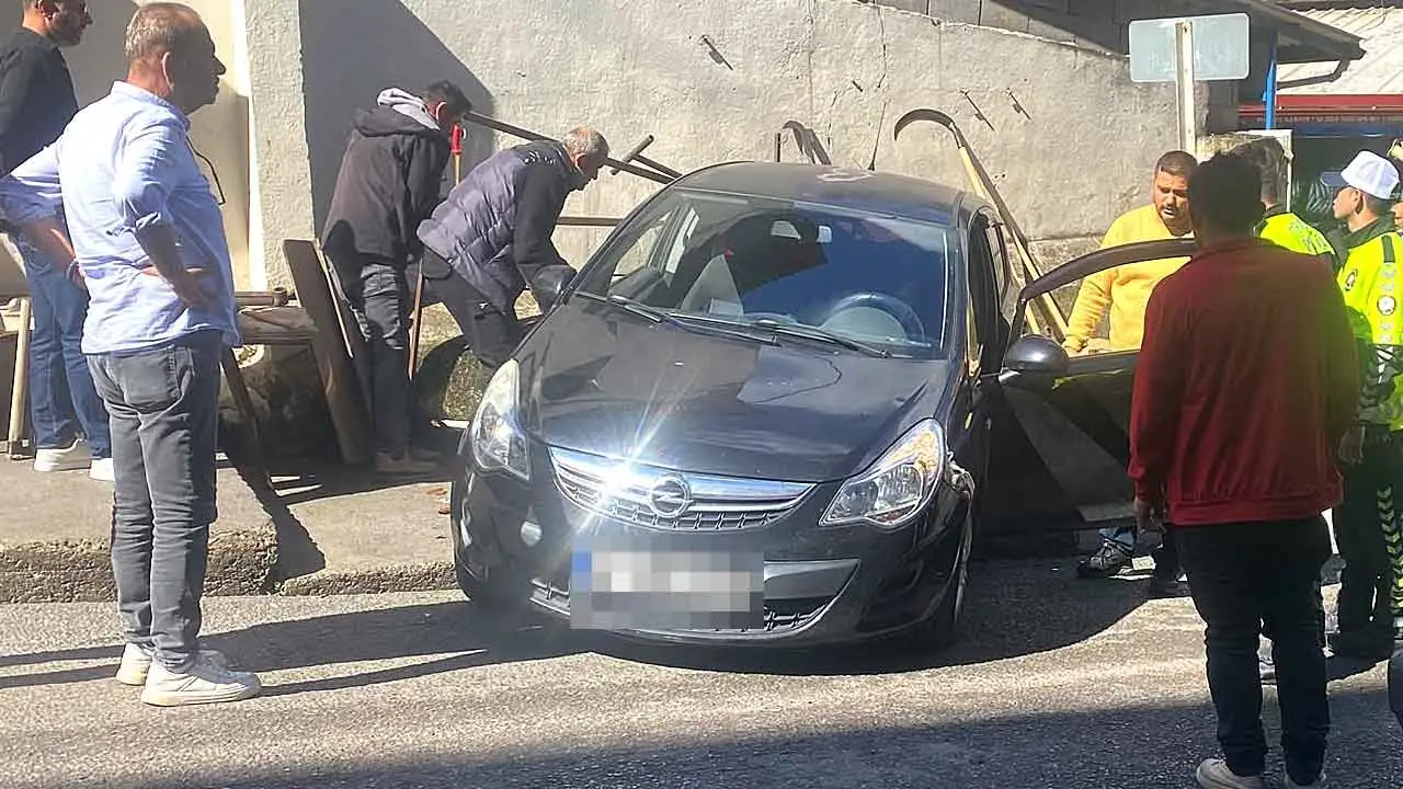 El frenini çekmedi… Otomobil kaldırıma durabildi…