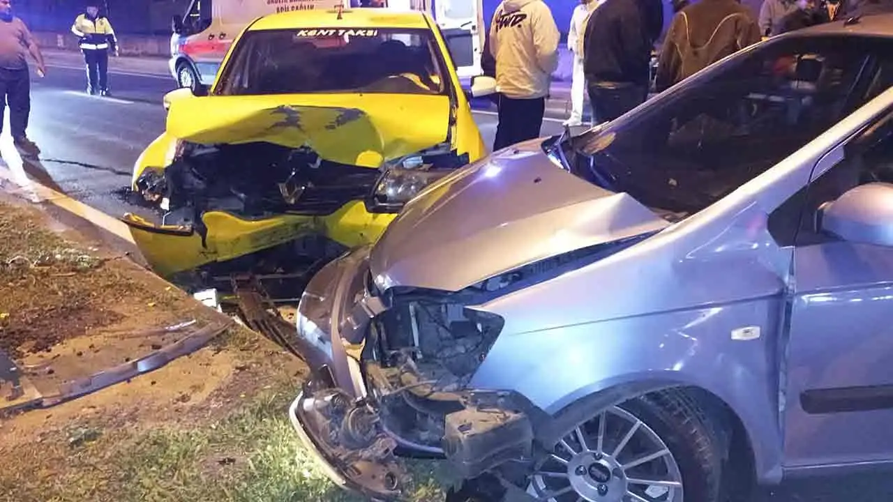 Ereğli’de Taksi ile Otomobil Kafa Kafaya Çarpıştı: 1 Yaralı