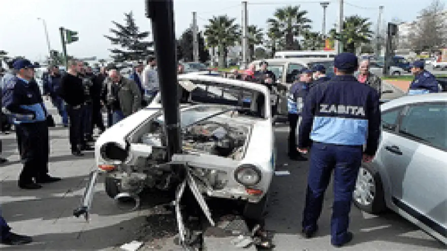 KAMYONET DİREĞE ÇARPTI:2 YARALI