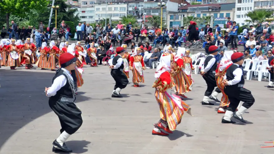 Şenliklere, konserler ve folklor oyunları renk kattı