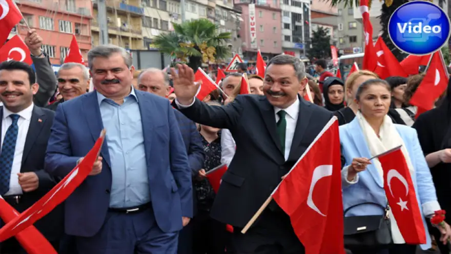Kortej yürüyüşünde renkli görüntüler..