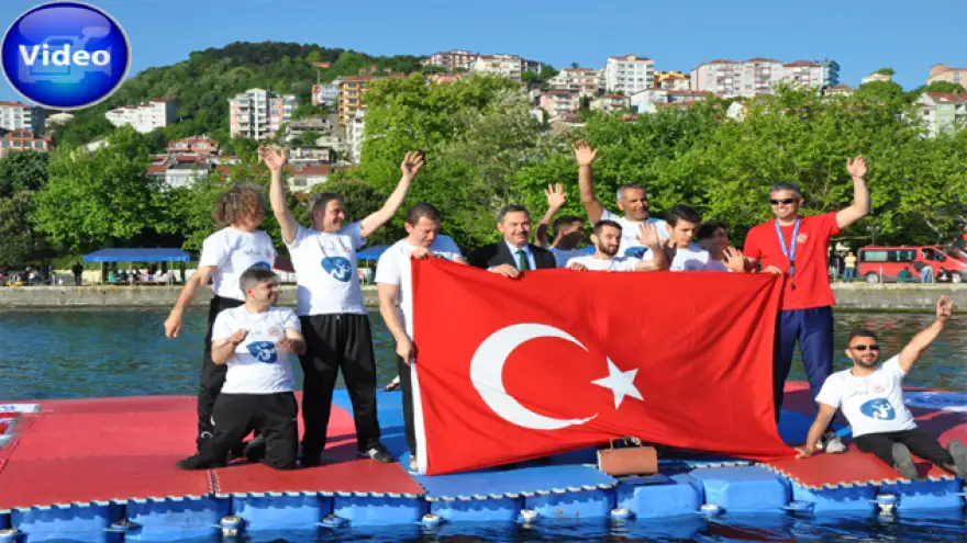 Deniz üzerinde, oturarak voleybol maçı..