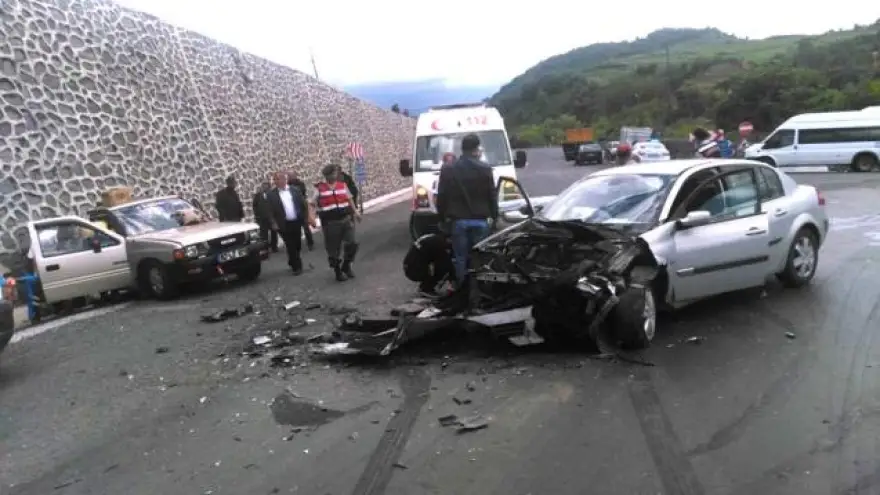 1 kişi araçta sıkıştı, 4 kişi yaralandı
