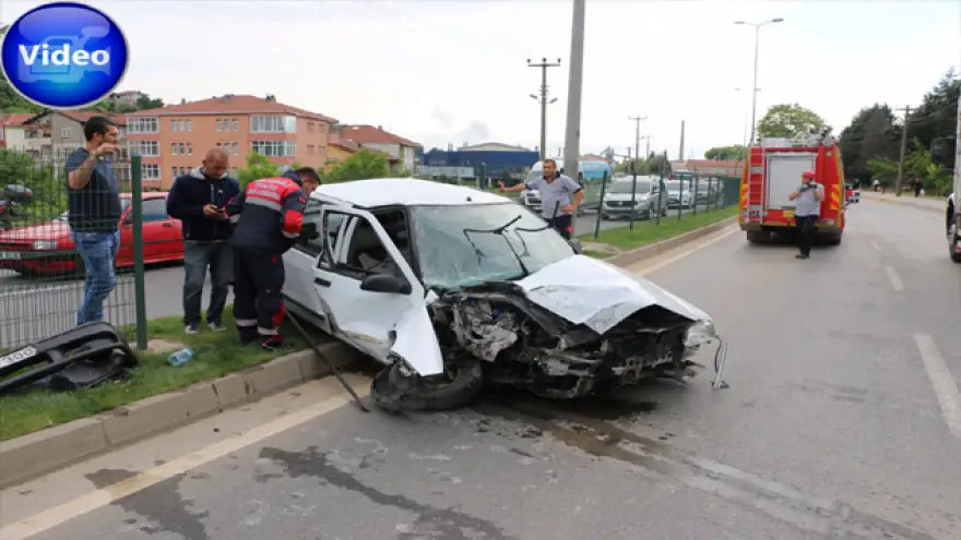 Önce direğe çarptı, sonra refüje çıktı