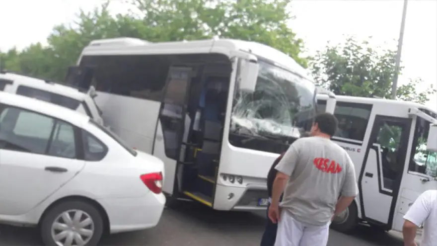 İşçi servisi kamyonete çarptı...