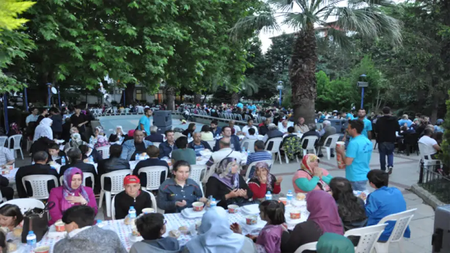 Halk iftarları sürüyor