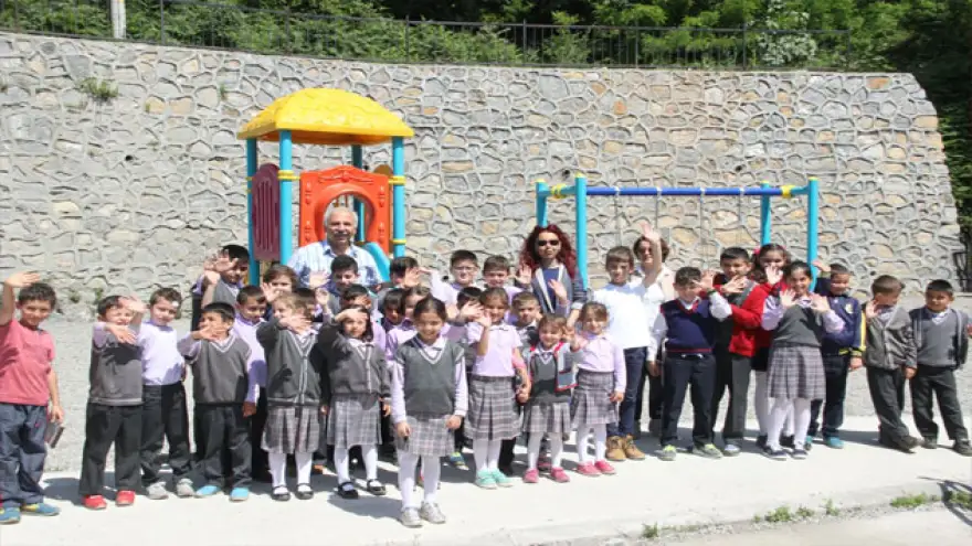 ÖĞRENCİLER YENİ ÇOCUK OYUN PARKINA KAVUŞTU