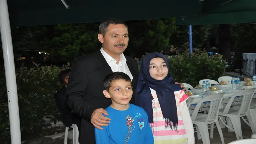 Uysal, Yetimleri ve AK Parti ailesini ağırladı