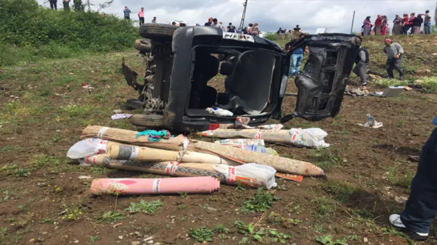 Yoldan çıktı, defalarca takla attı; 2 yaralı