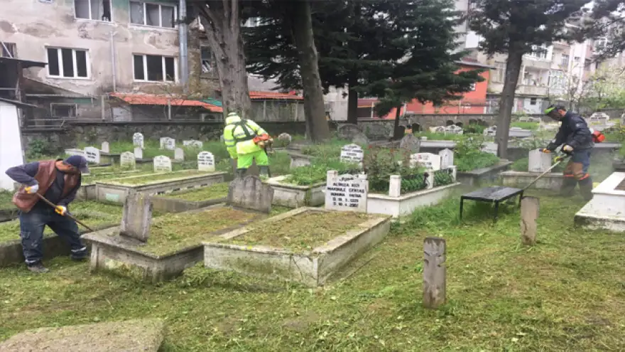 Cami ve mezarlıklarda temizlik..