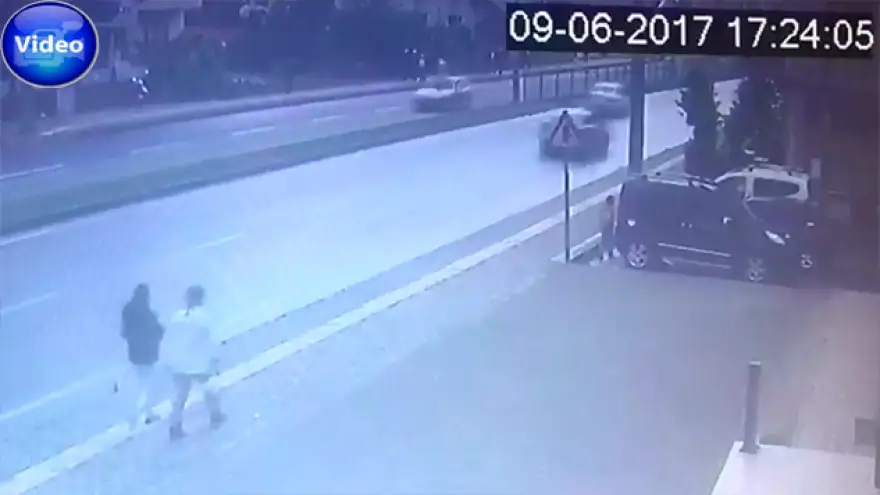 Otomobilin yaya'ya çarpma anı kameralara yansıdı