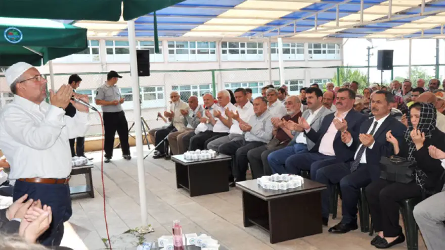 Şehir mezarlığında Mevlid-i Şerif