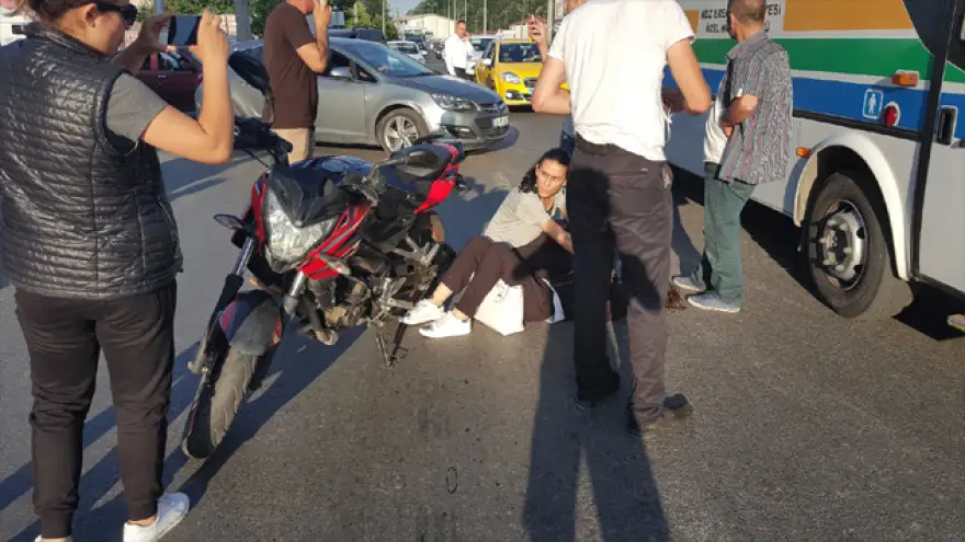 Motosiklet İle Otomobil Çarpıştı