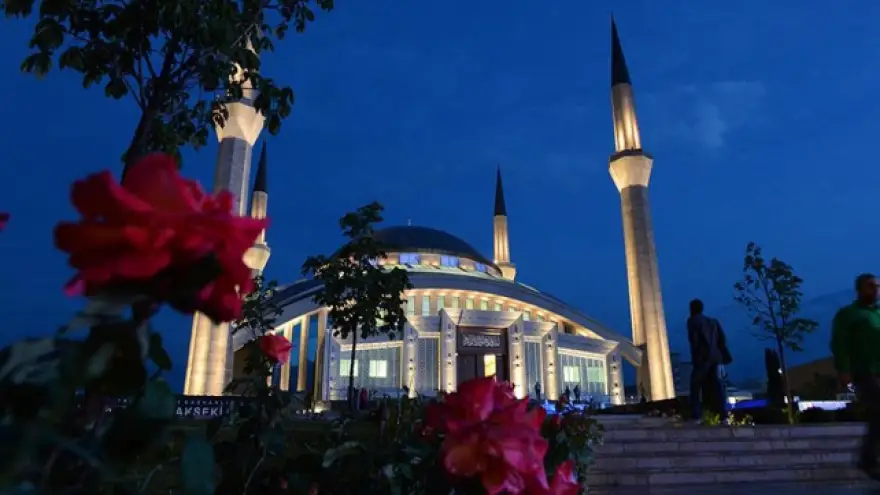 90 bin camide minarelerin ışıkları sönmeyecek