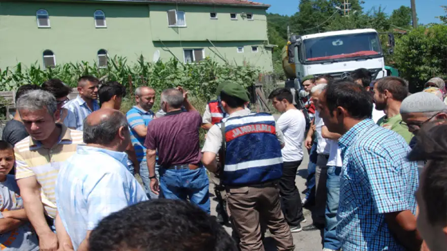 Köylüler taş ocağına çalışan tır'ların yolunu kapattı