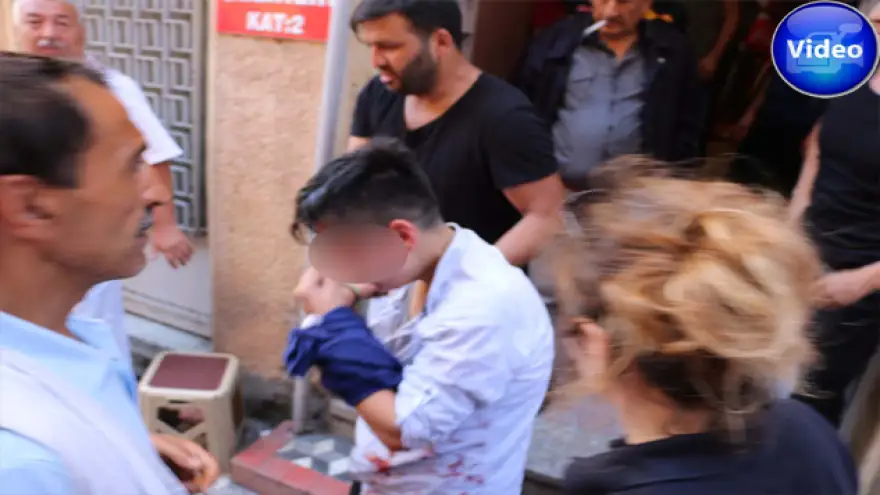 Kendini ustura ile kesti