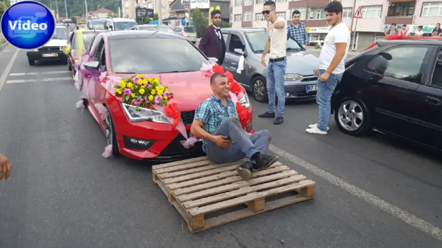 Arkadaşına kızdı yolu paletlerle kapattı
