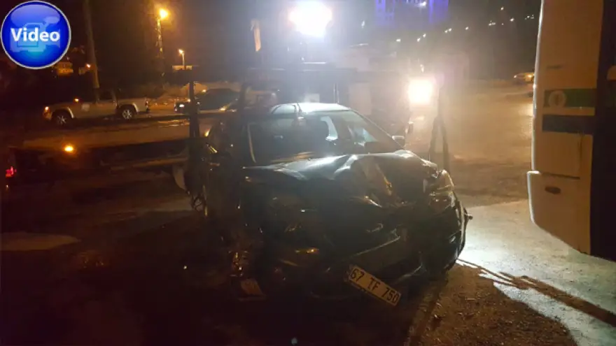 Otomobille halk otobüsü çarpıştı...