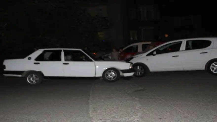 Ereğli'de iki otomobil kafa kafaya çarpıştı