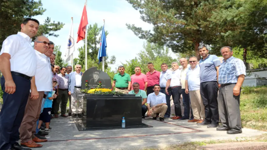 Efsane sendikacı Denizer, mezarı başında anıldı