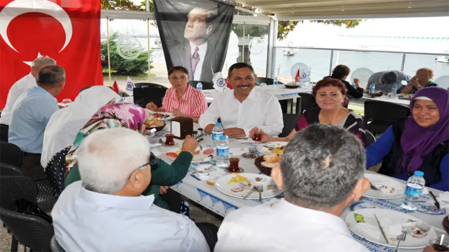 Uysal, gazi ve ailelerini yalnız bırakmıyor