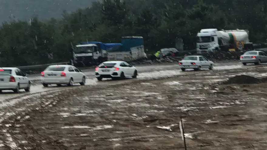 Kamyonlar kafa kafaya çarpıştı...

