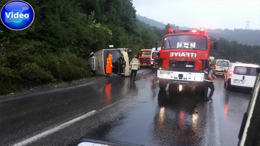 Kandilli yolunda midibüs devrildi: 2 Yaralı