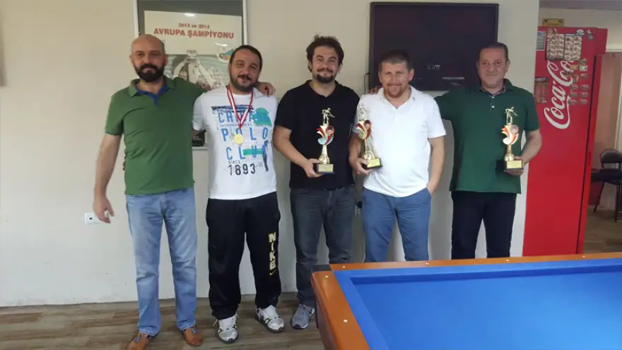 Şampiyon bilardocuların kupa sevinci