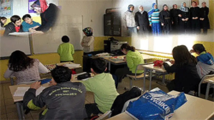 ÖĞRENCİLER MİNİK KARDEŞLERİNE DERS VERİYOR