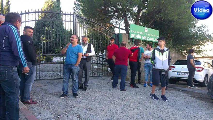 Mezarlığa kapıyı kırarak girdiler