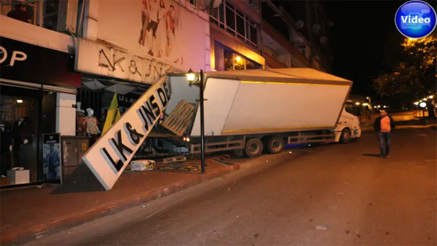 Freni boşalan kamyon iş yerine girdi