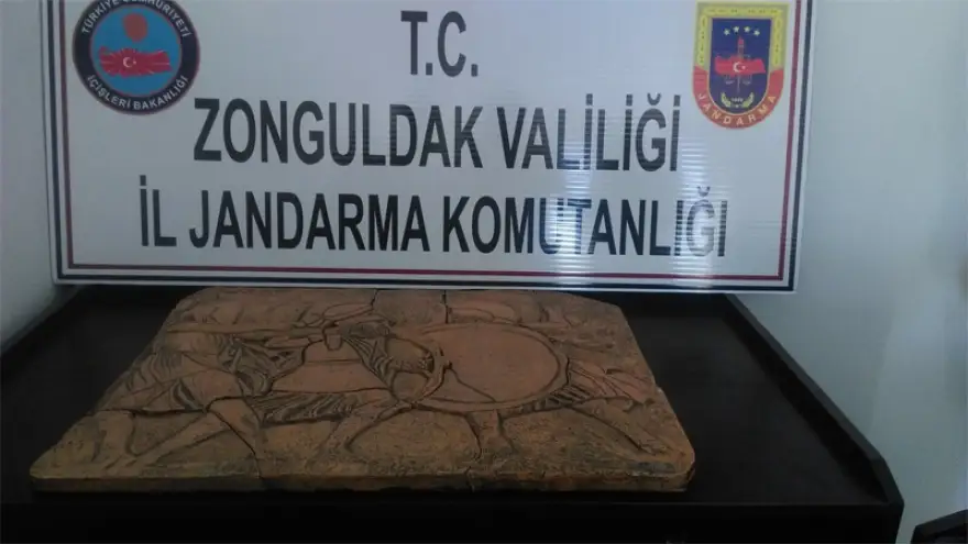 13. Yüzyıla ait tableti satmaya çalışırken yakalandı