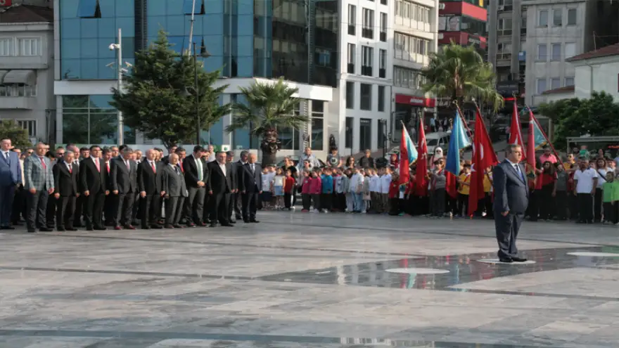 Milli Eğitim Ata’ya çelenk sundu…