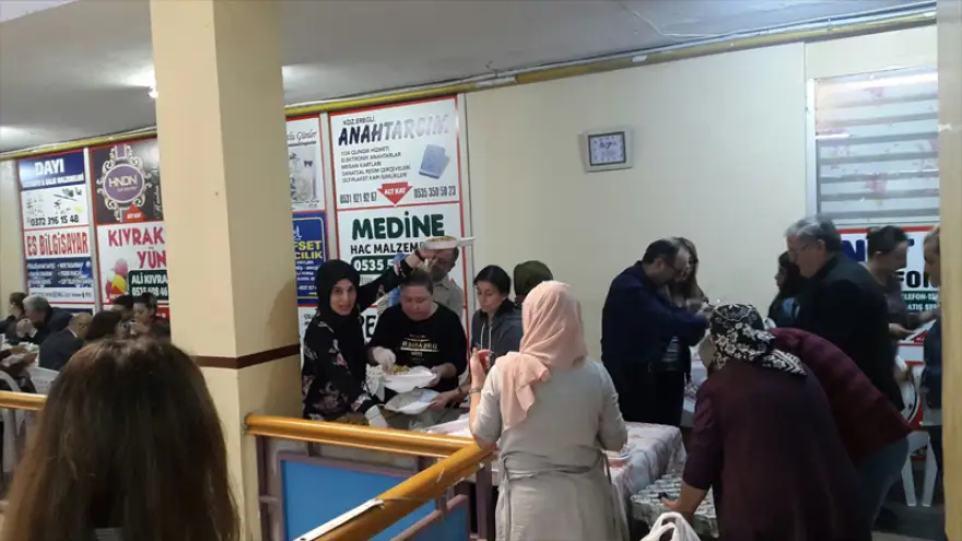 Bozkuş Pasajı esnafından aşure hayrı...